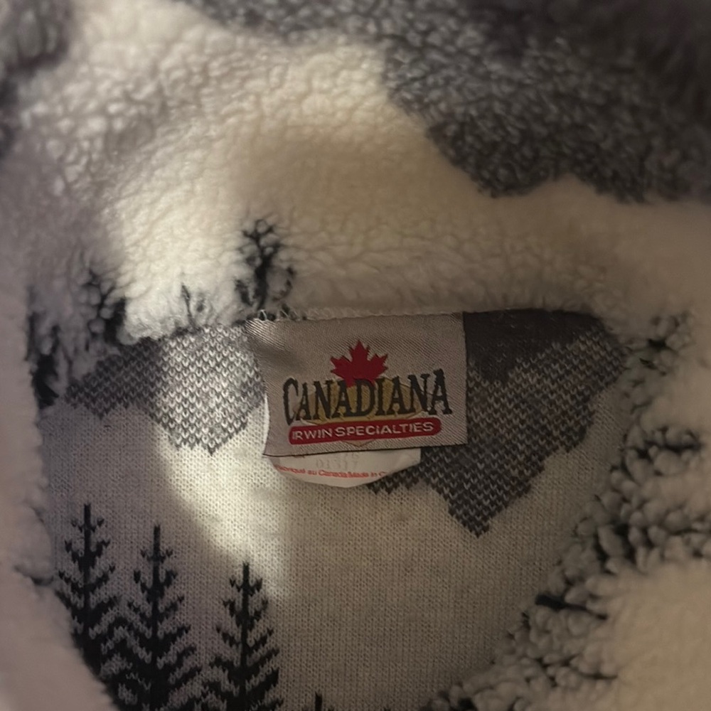 Women's Patterned Fleece Vest - Picture 2 of 3